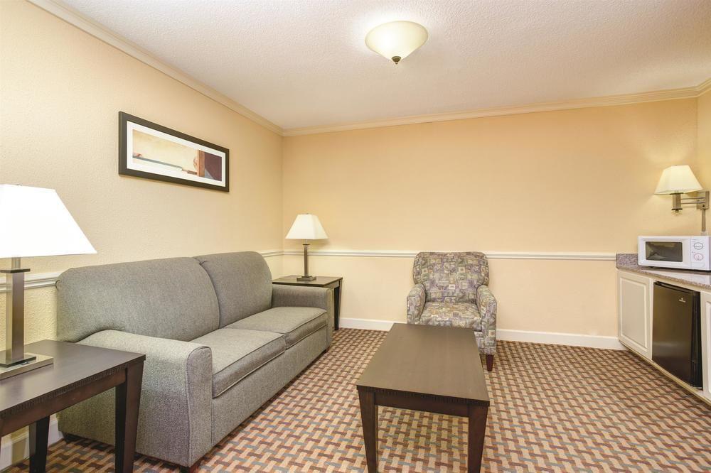La Quinta By Wyndham Atlanta Airport South Hotel College Park Exterior photo