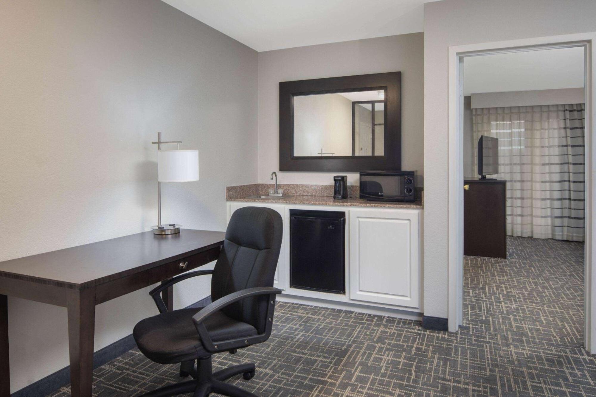 La Quinta By Wyndham Atlanta Airport South Hotel College Park Exterior photo
