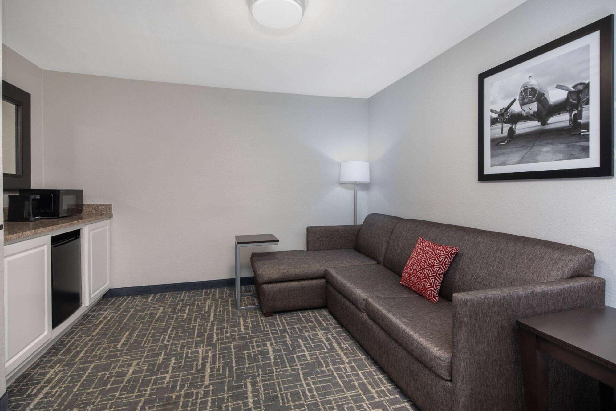 La Quinta By Wyndham Atlanta Airport South Hotel College Park Exterior photo
